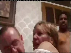 युवा लड़की पुराने पि ...