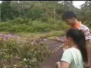 बिस्तर में सो रही मह ...