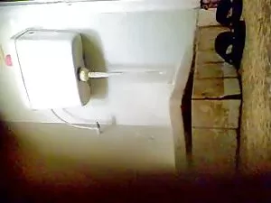सुडौल घुंघराले पर से ...