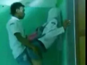 बूढ़ा आदमी उसे बिल्ल ...