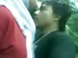 बेब के साथ एक युवा ल ...